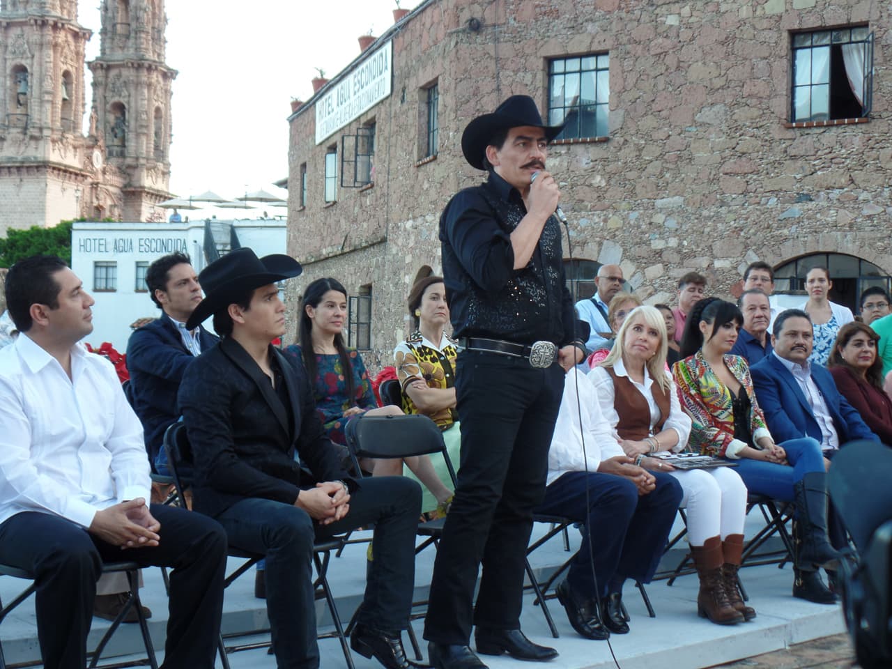 Es increíble su parecido con la caracterización, ¡son como dos gotas de agua!