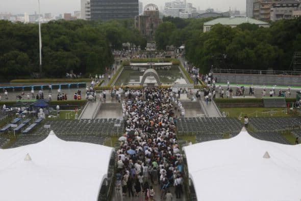 "Como único país en la historia que ha experimentado el horror de la devastación nuclear, Japón tiene la responsabilidad de trabajar para un mundo libre de armas nucleares", subrayó Abe.