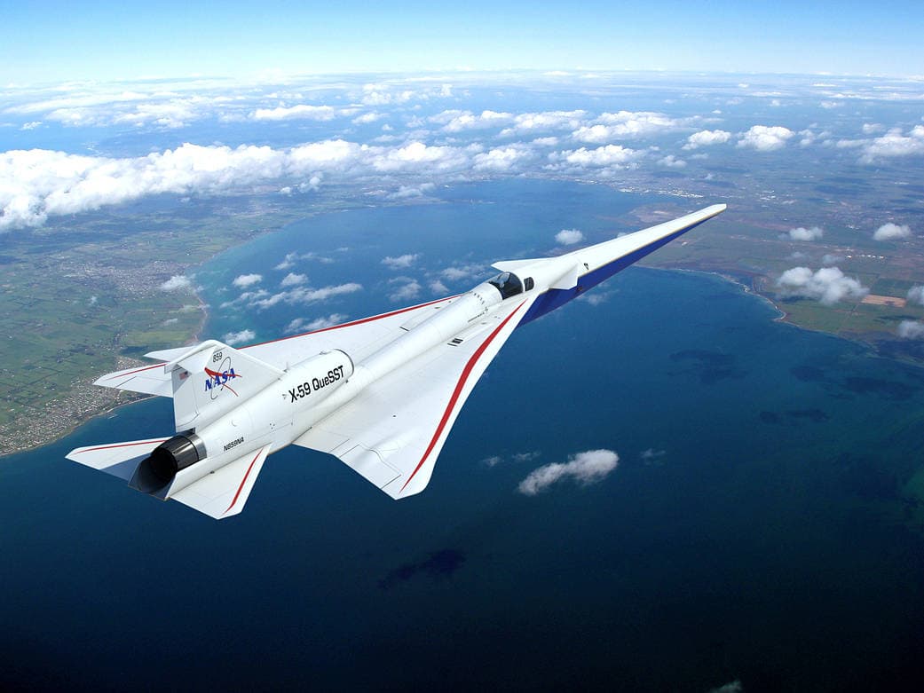 La Agencia Espacial de EEUU (NASA) está desarrollando
<b>un avión supersónico, el X-59</b>, con el objetivo de que logre superar una de las principales limitaciones de los
<a href="https://www.univision.com/noticias/tecnologia/avion-sustituto-concorde-vuelta-esquina">vuelos que rompen la velocidad del sonido</a>:
<b>el gran estruendo</b>, que puede asustar e incluso romper ventanas. Esos estallidos sónicos son una de las razones por las que no hay todavía vuelos supersónicos con pasajeros.