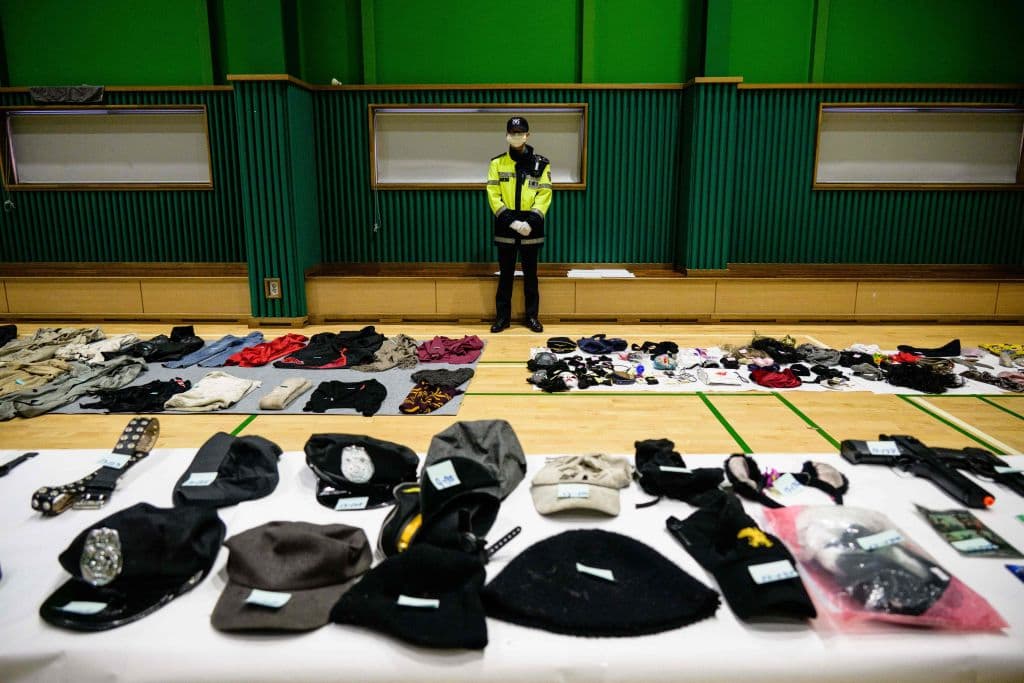 Cientos de objetos pertenecientes a las 
<a href="https://www.univision.com/noticias/mundo/seul-corea-del-sur-halloween-muertes-estampida-aplastamiento-estampida-humana" target="_blank">víctimas de la estampida humana ocurrida el sábado pasado en Seúl</a>, Corea, que 
<b>mató a 154 personas</b>, fueron clasificados por la policía en un conmovedor catálogo que evoca la magnitud de la tragedia.