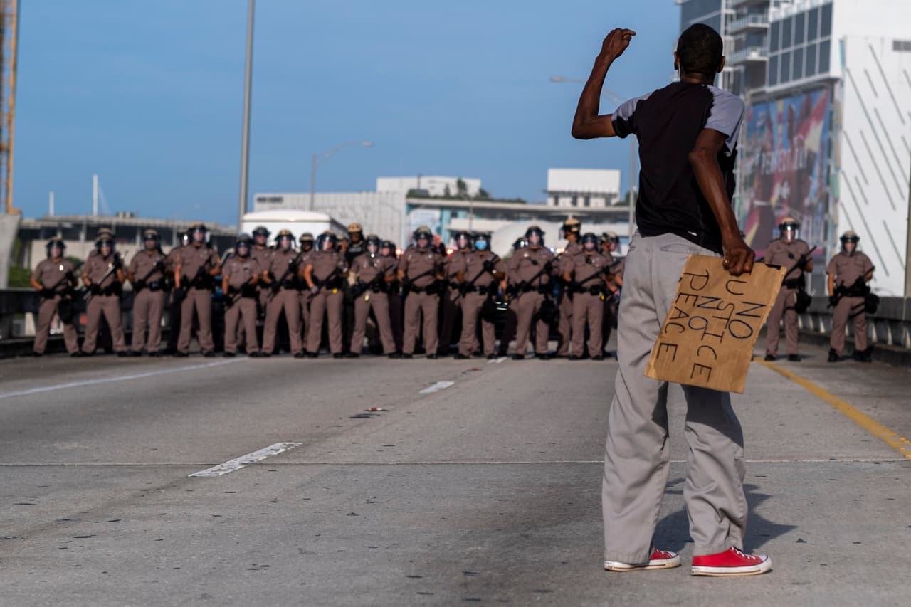 Las protestas comenzaron desde este sábado 30 de mayo, pidiendo justicia, por la muerte de George Floyd, el afroestadounidense que perdió la vida a manos de un oficial blanco en Minneapolis.