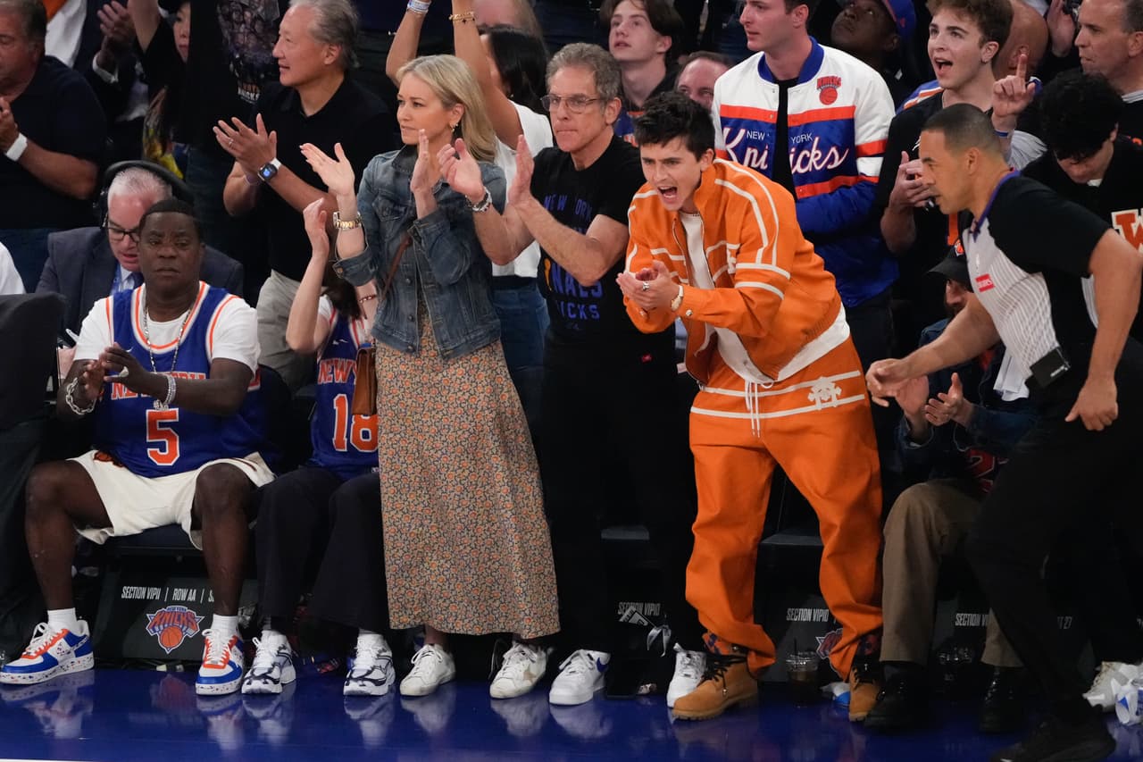 Timothée Chalamet (derecha) y Ben Stiller celebran durante el tercer partido de la serie de las Finales de la NBA entre los San Antonio Spurs y los New York Knicks, el lunes 8 de junio de 2026, en Nueva York.