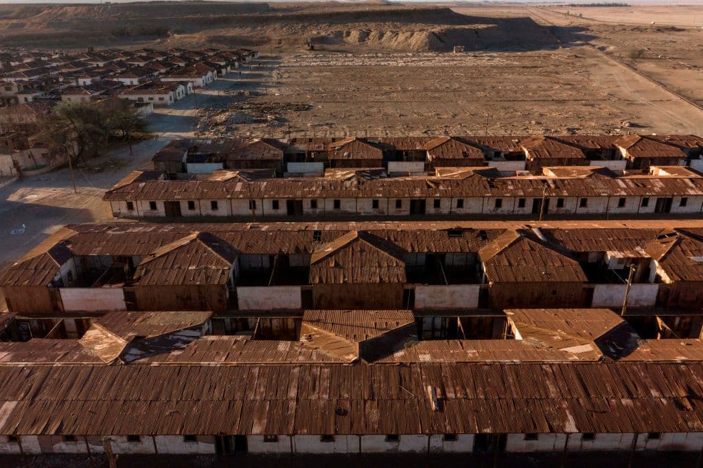 <b>Humberstone y Santa Laura, Chile. </b>Son antiguas fábricas de salitre donde trabajadores de Chile, Perú y Bolivia vivían en pueblos de la empresa que gerenciaba el territorio. Ubicados en uno de los desiertos más secos de la Tierra, miles de personas vivieron y trabajaron en este sitio durante más de 60 años, desde 1880, para procesar el mayor depósito de salitre del mundo,
<b>según detalla UNESCO.</b> Aquí se producía fertilizante nitrato de sodio que servía a tierras agrícolas en América y Europa.
<b>La crisis de 1929 y el crecimiento de los fertilizantes industriales terminaron con el asentamiento de Santa Paula. </b>