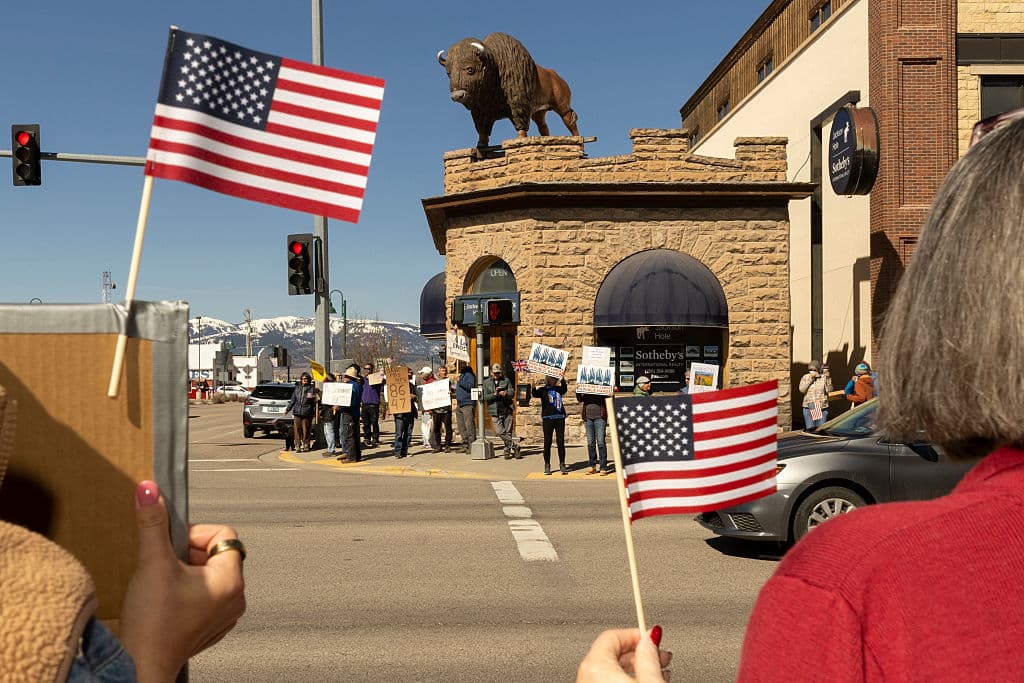 <b>Manifestantes se reúnen en Driggs, Idaho. </b>Los organizadores de la protesta nacional indicaron que las manifestaciones eran para denunciar la "hostil toma de control del gobierno" por parte de la administración Trump.