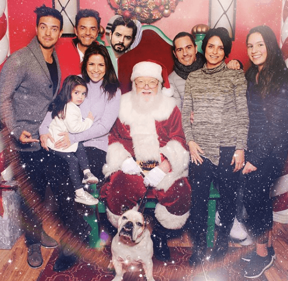 Sobre el desempeño de Eugenio como padre, sus hijos muestran en redes sociales y medios de comunicación, que tienen una buena relación.