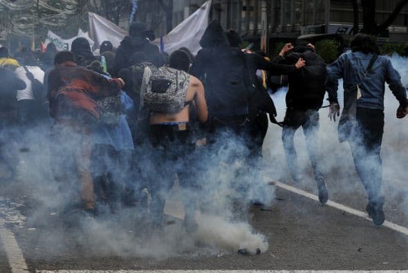 Según medios locales, a lo largo de las movilizaciones se registraron lanzamientos aislados de papas-bomba (artefactos explosivos artesanales) y de cápsulas de pintura contra algunos edificios. (Con información de Efe).