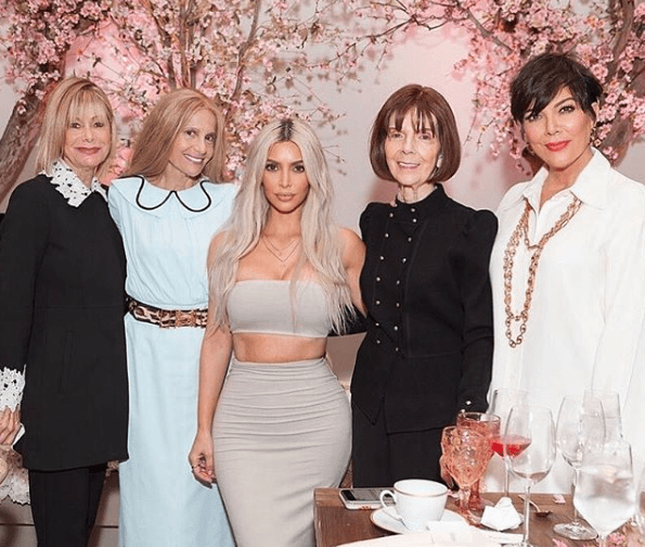 Kim Kardashian dijo que '
<b><a href="https://www.univision.com/entretenimiento/kim-kardashian-celebra-su-tercer-bebe-con-un-espectacular-baby-shower" target="_blank">después de su tercer baby shower'</a></b> (en la imagen), entendió que esa era la mejor manera de presentar a sus hijos
<b> </b>con su nuevo hermano.
