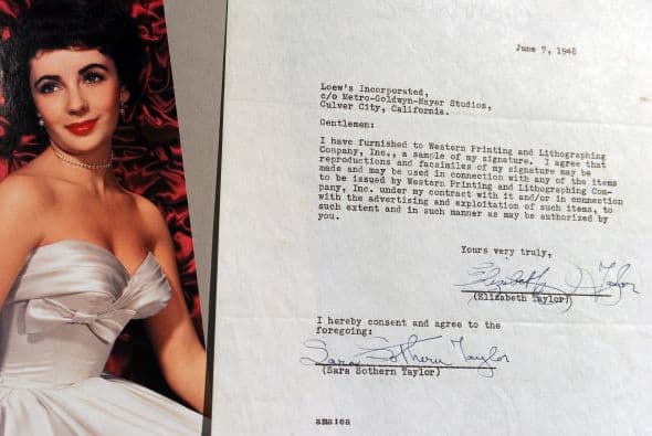 De igual manera en subastaron cartas de amor escritas por la estrella de cine, las cuales fueron valuadas entre $25 mil y 35 mil dólares.