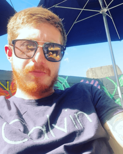 Con este nuevo estilo, Octavio Ocaña también aparenta más edad de la que realmente tiene.