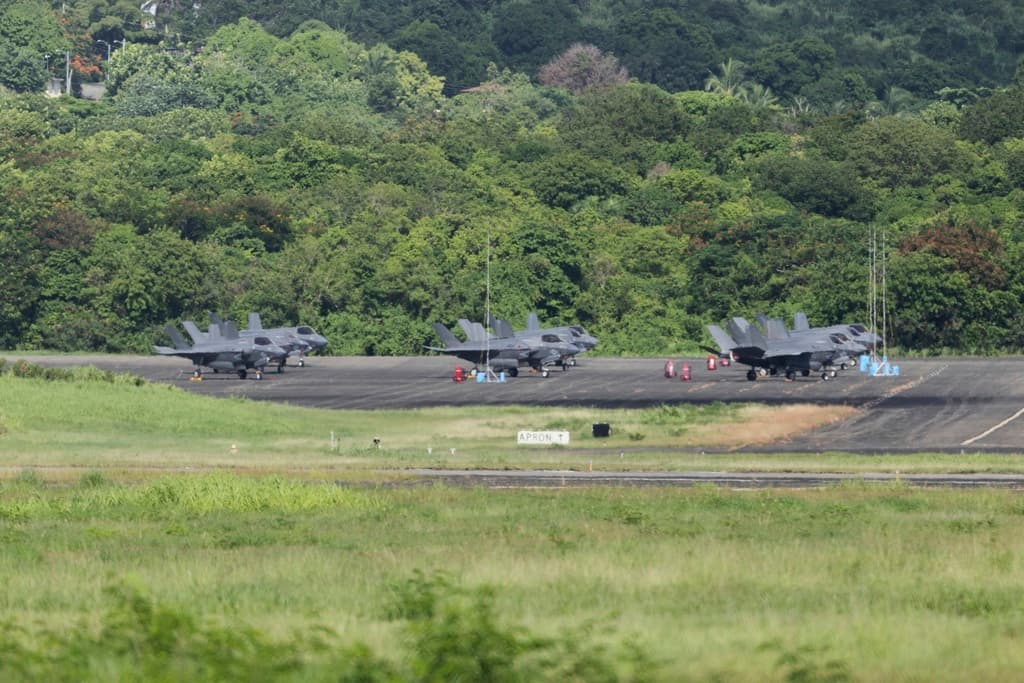 Para los F-35 se designó 
<b>una zona del aeropuerto regional José Aponte de la Torre</b>, en terrenos de la misma base en Ceiba. El domingo 14 de septiembre, la mayoría de las naves permanecía fuera de acción, en su 'nido'.