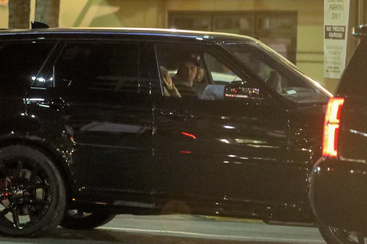 Baldwin tuvo que llevar a su esposo a recibir terapia con el pastor de ambos, pues
<b><a href="https://www.univision.com/entretenimiento/despeinado-y-sin-su-esposa-justin-bieber-sale-de-la-iglesia-a-la-que-asistia-con-selena-gomez-fotos">el cantante canadiense estaba triste</a></b>.