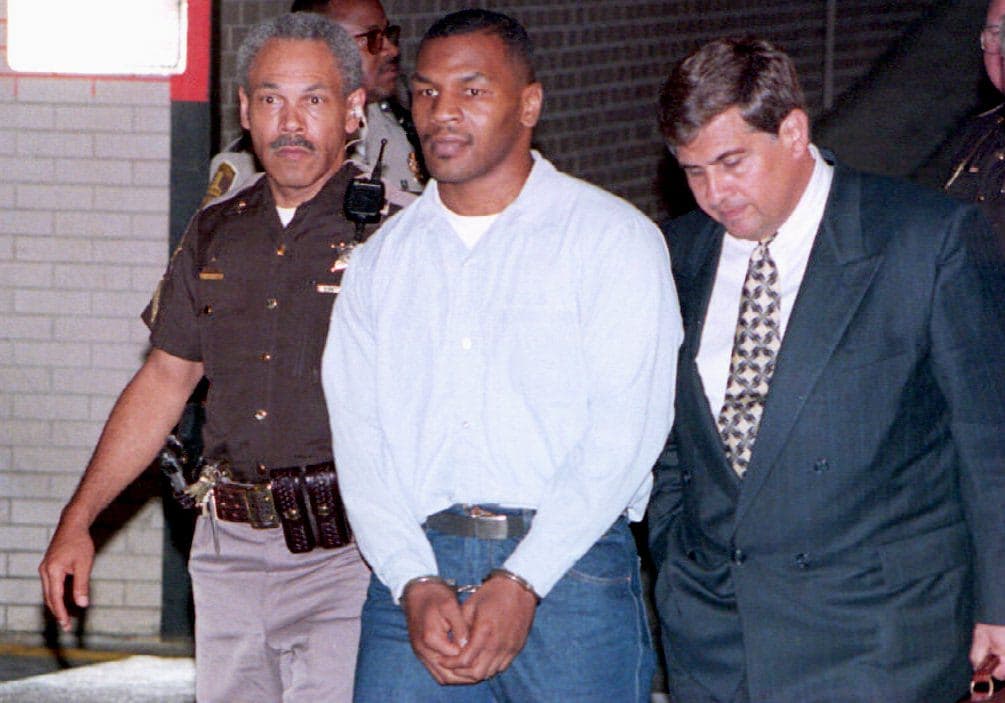 Tyson en la corte del condado de Marion, Indianápolis (junio de 1994) tras audiencia para reducción de la pena.