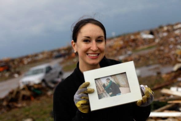 Kalissa Graham reacciona contenta tras encontrar una foto donde se comprometió con su actual esposo Roger Graham.