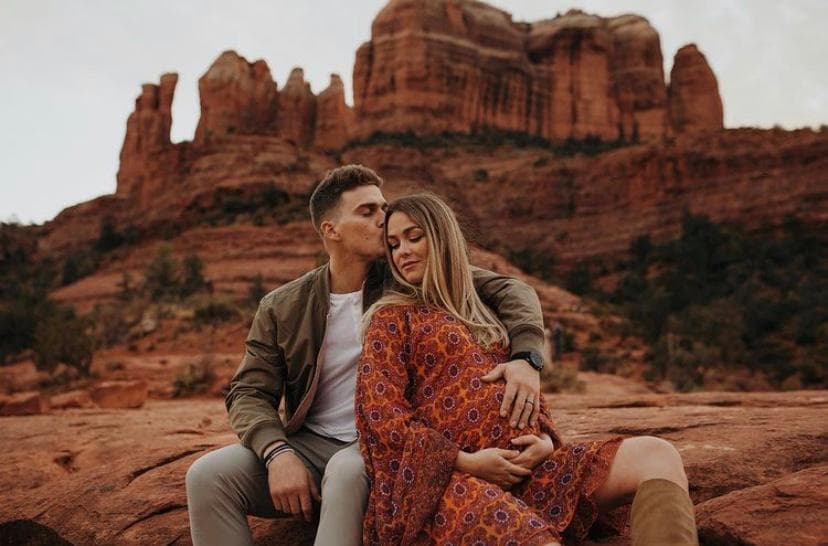 El pelotero Kike Hernández junto a la modelo y actriz, Mariana Vicente, quienes llevan dos años de casados y recientemente tuvieron a su primera hija, Penélope.