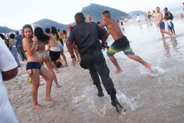 Aquí un policía persigue a un delincuente en la playa de Copacabana.