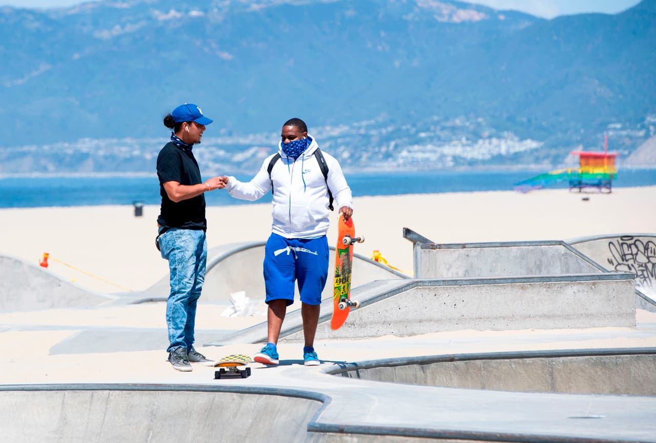 "Esto significa que el virus se puede propagar entre personas que estén interactuando muy cerca una de la otra, por ejemplo, al hablar, toser o estornudar, incluso si esas personas no están mostrando síntomas", según el 
<a href="https://www.cdc.gov/coronavirus/2019-ncov/prevent-getting-sick/cloth-face-cover-sp.html" target="_blank">comunicado</a> del CDC.