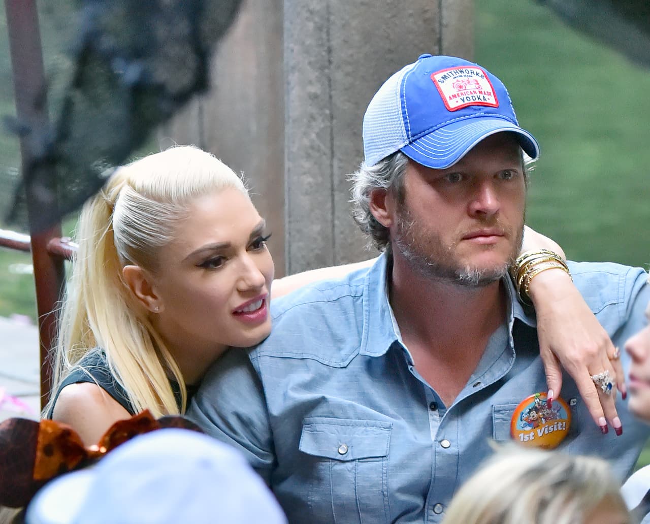 Gwen Stefani y Blake Shelton se divirtieron juntos en Disneyland. Mira el botón del cantante: ¡era su primera vez ahí!