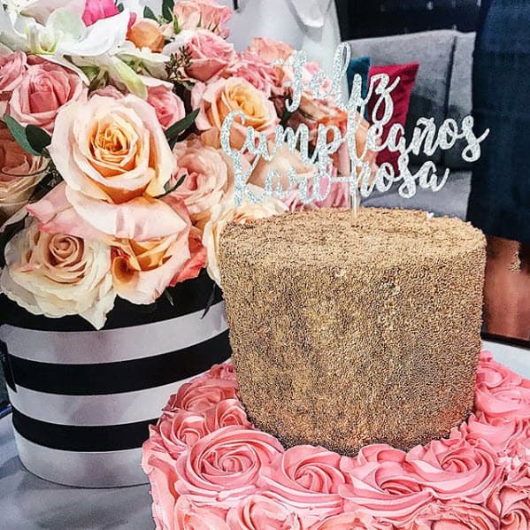 El pastel tenía un letrero que decía "Feliz cumpleaños Kari-ñosa", como le llama Carlos Ponce a la presentadora.