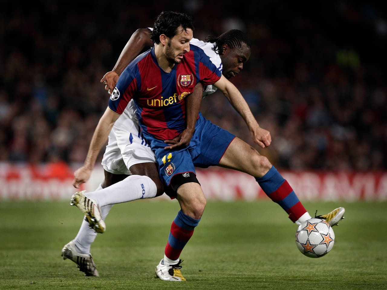 En el 2006 se fue de Turín para jugar con el Barcelona, pero su rendimiento no fue el esperado. Se regresó a su país a los 2 años con solo una Supercopa de España en su bolso.