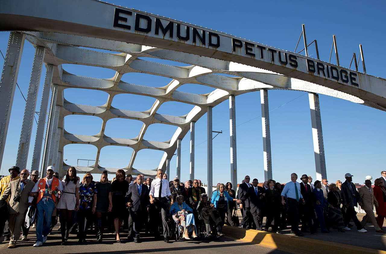 <b>La nueva marcha de Selma</b>. El presidente Barack Obama junto a su familia y el expresidente George W. Bush y su esposa Laura, entre otros, marchan por el puente Edmund Pettus para conmemorar el 50 aniversario de las marchas por los derechos civiles de Selma a Montgomery, en Alabama, 2015.