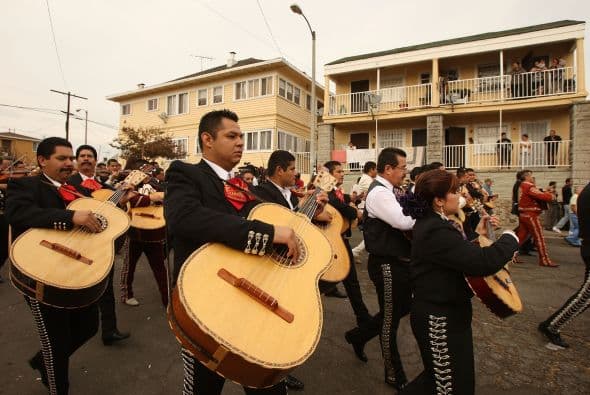 Y otra cosa que no puede faltar en esta celebración son los mariachis. Y si no puedes llevar a unos, al menos te puedes vestir como tal.