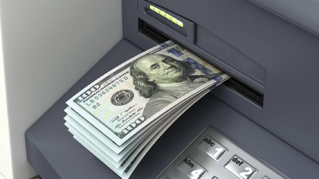 ¿Cómo evitar ser víctima?
<br>
<b>Mantente al tanto de tus alrededores en todo momento</b>: Presta atención a las personas y los vehículos que te rodean cuando entras y sales de un banco o acudes a un cajero automático, si ves personas sospechosas solicita ayuda.