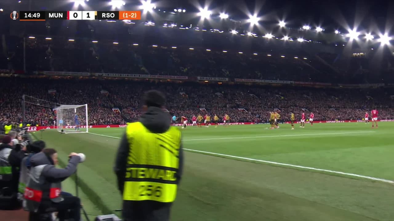 ¡GOL!  anota para Manchester United. Bruno Fernandes