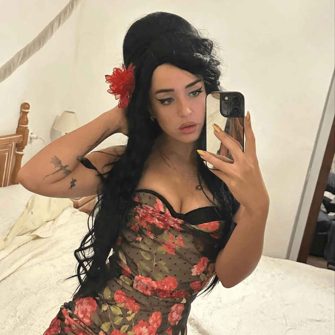 ¡Lola Índigo nos tocó el corazón! Su impresionante parecido con Amy Winehouse en su disfraz, nos hizo recordar a la fallecida cantante.