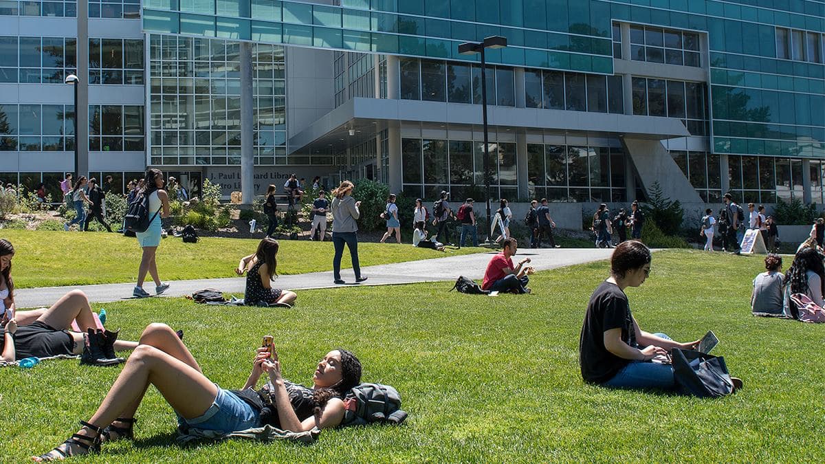 La universidad anunció que toda instrucción se llevará a cabo de forma remota a partir del 16 de marzo hasta el 5 de abril. La facultad y el personal de la universidad usarán los próximos días para prepararse para la transición a la instrucción remota.
<br>