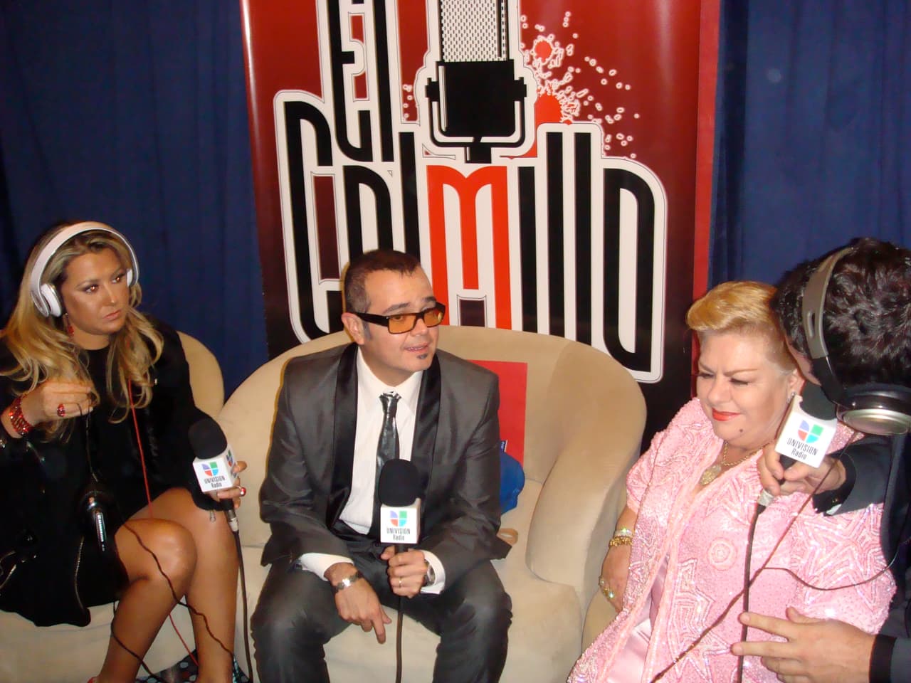 Luisa Fernanda entrevistando a Aleks Syntek y a Paquita la del Barrio.