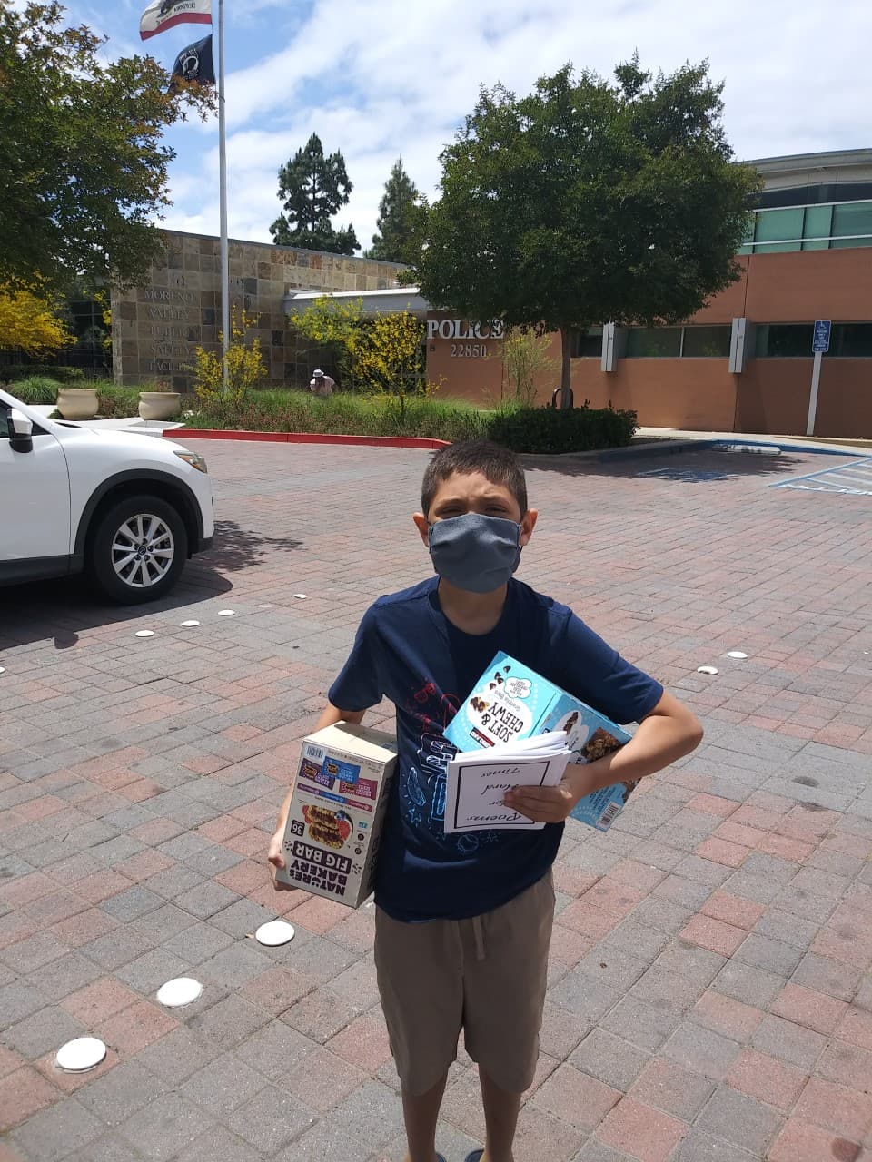 "La gente comenzó a comprar sus libros y hasta el momento ha recogido $417 para ser exacto", dijo Yanez.