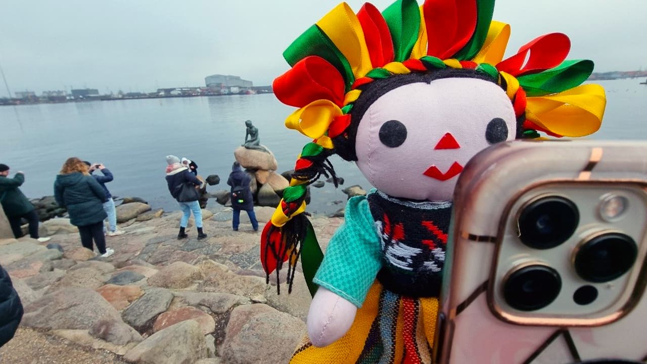 #LelePorElMundo visitó Copenhague y posó en La Sirenita, la cual representa al personaje del cuento homónimo del escritor danés, Hans Christian Andersen.