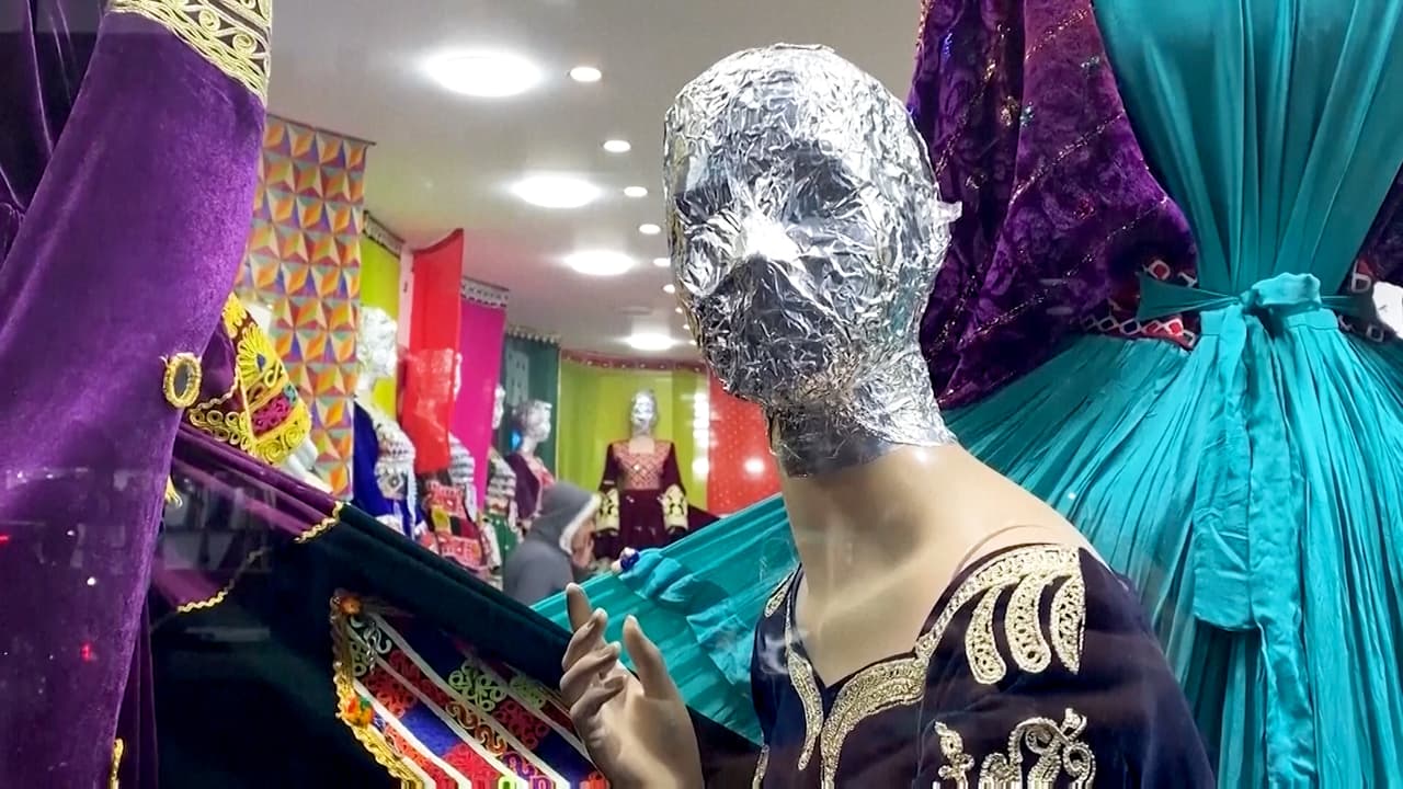 <b>En video:</b> El régimen talibán ha impuesto una nueva restricción en Afganistán: eliminar las cabezas de los maniquíes femeninos o, en su defecto, taparlas con bolsas, telas, velos o cualquier otro material. A las tiendas de ropa no les quedó más remedio que acatar la orden y las imágenes que dejan son un reflejo de la situación de la mujer en ese país.