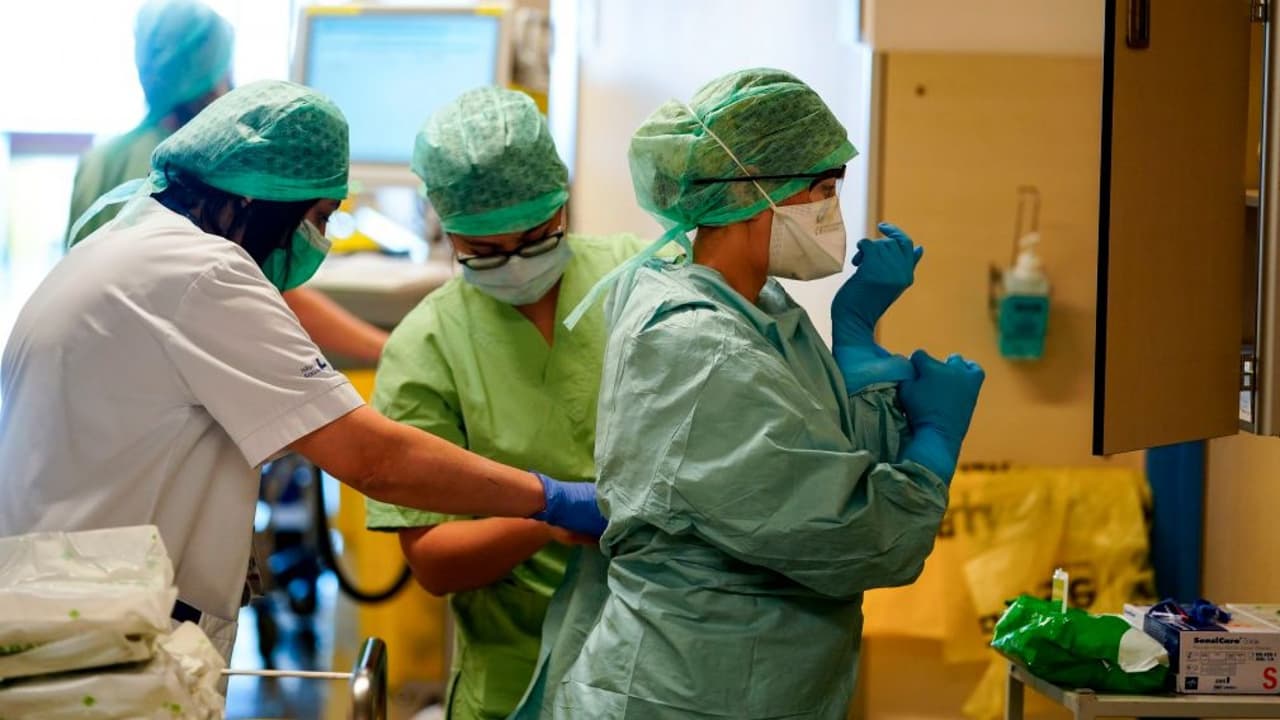 Mientras más se propaga el nuevo coronavirus en Estados Unidos, más dudas surgen sobre cómo se puede combatir, evitar o curar. A Univision llegó una duda sobre el método de contagio: "¿Cómo se transmite el coronavirus?". El doctor Juan explica que el covid-19 se transmite de igual manera que la influenza. Cuando alguien estornuda o tose, y está cerca de nosotros, esas partículas de líquido que llegan a nuestro cuerpo pueden infectarnos.