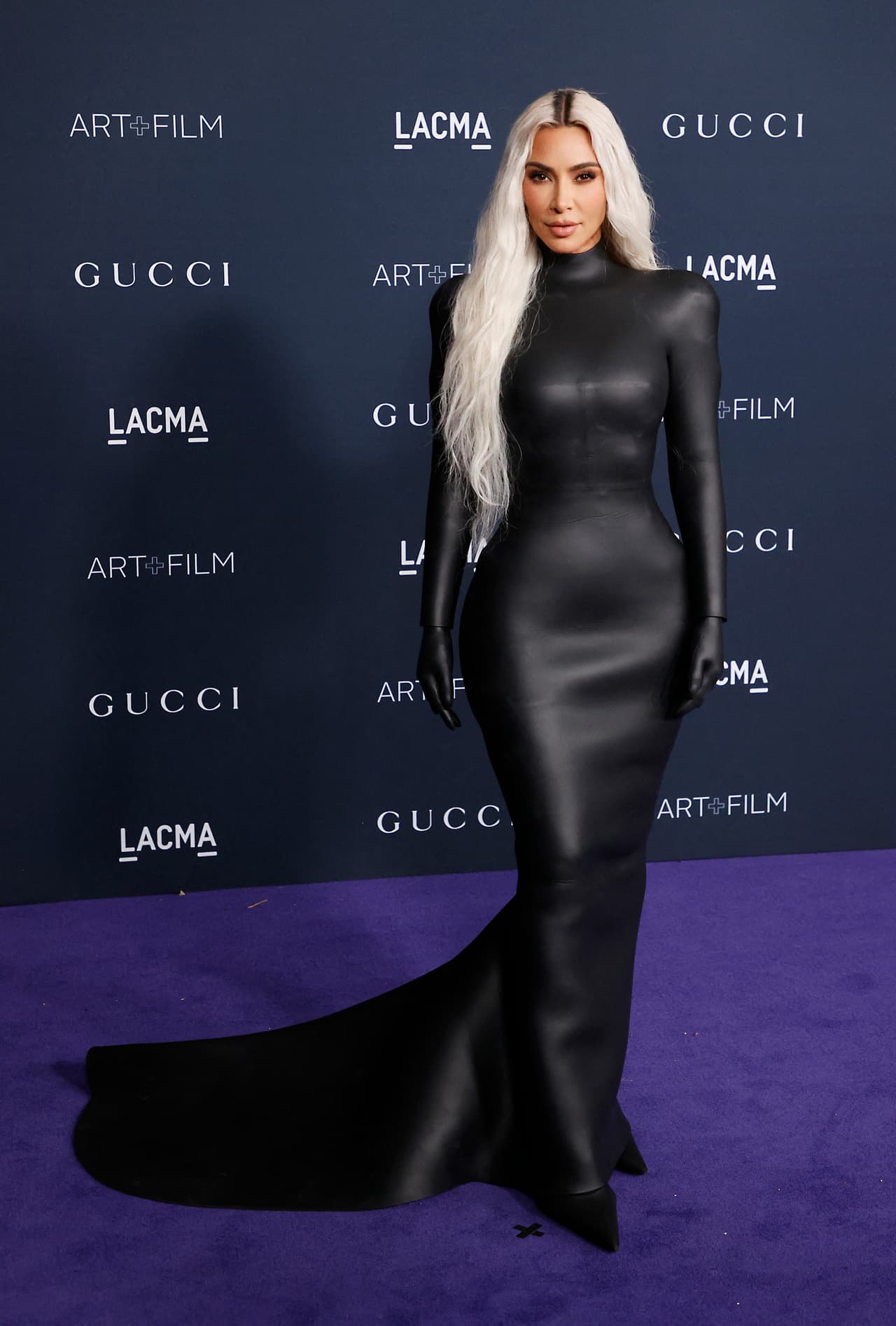 La socialité lució totalmente en negro uno de los modelos de Balenciaga. El 'outfit' recordó al que usó hace dos años en la 
<a href="https://www.univision.com/famosos/kim-kardashian-vestido-met-gala-2021-disenador-demna-gvasalia">Met Gala, enfundada en un ajustado vestido</a> que la cubría del cuello a los pies, solo que en esta ocasión dejó al descubierto su rostro. Su melena rubia con raíces negras hizo contraste con su minimalista atuendo.