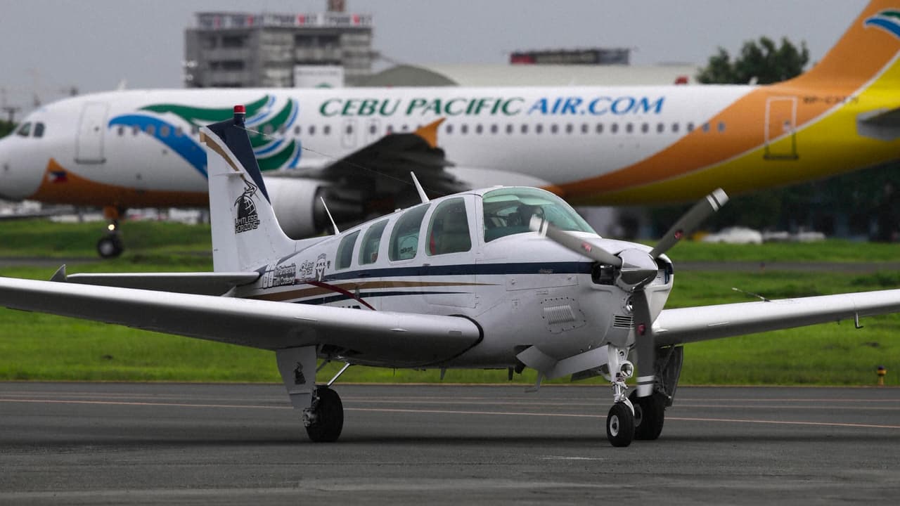 Avioneta se estrella en estacionamiento de residencia geriátrica en Pensilvania; trasladan a cinco personas