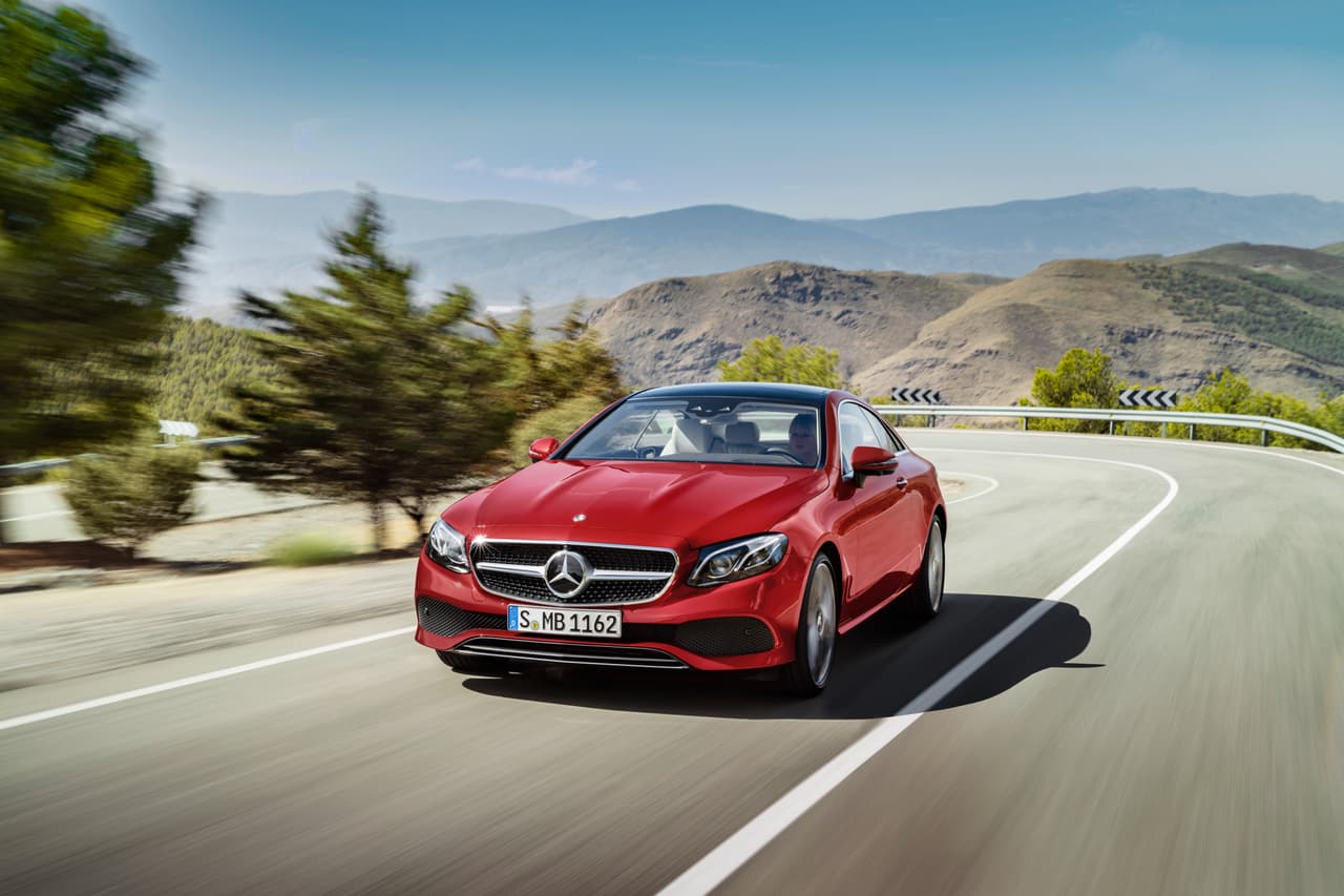 <b>Mercedes-Benz Clase E Coupe 2018</b>
<br>Las versiones para Estados Unidos llegaron con motor V6 doble turbo de 3.0 litros de 329 hp acoplado a una transmisión automática 9G-TRONIC de nueve velocidades. Gracias al modesto crecimiento que tuvo a lo largo y ancho, los ocupantes de las plazas traseras viajan más cómodos.