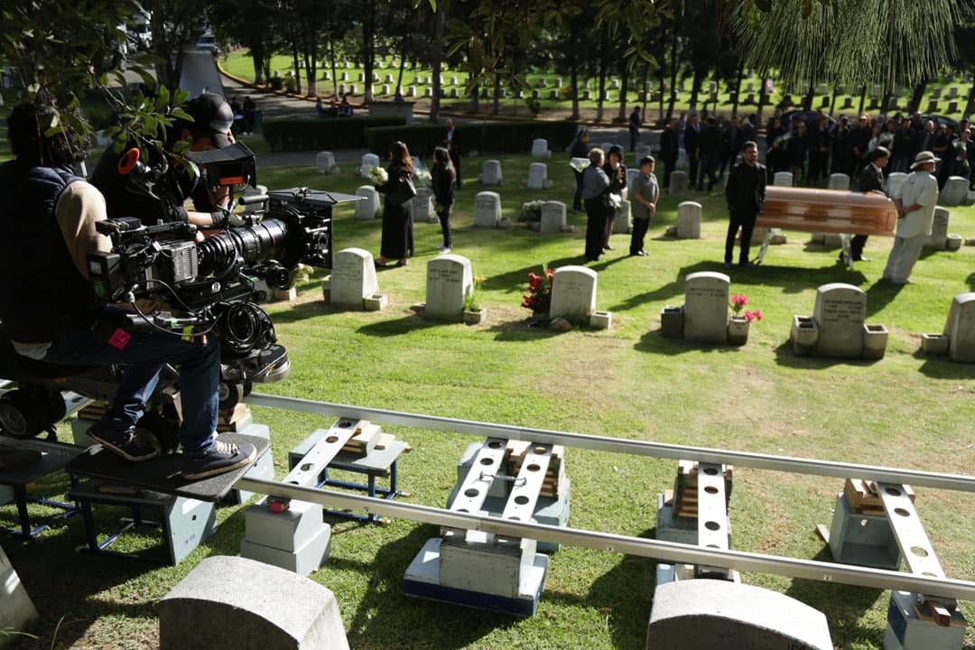 Pero sin duda las escenas más difíciles fueron las del cementerio, debido a la carga emotiva. Hubo un gran desplegado técnico para captar cada detalle de los personajes. ¿Qué fue lo que más te gustó de
<b><a href="http://www.univision.com/series/su-nombre-era-dolores">'Su nombre era Dolores, la Jenn que yo conocí'</a></b>?