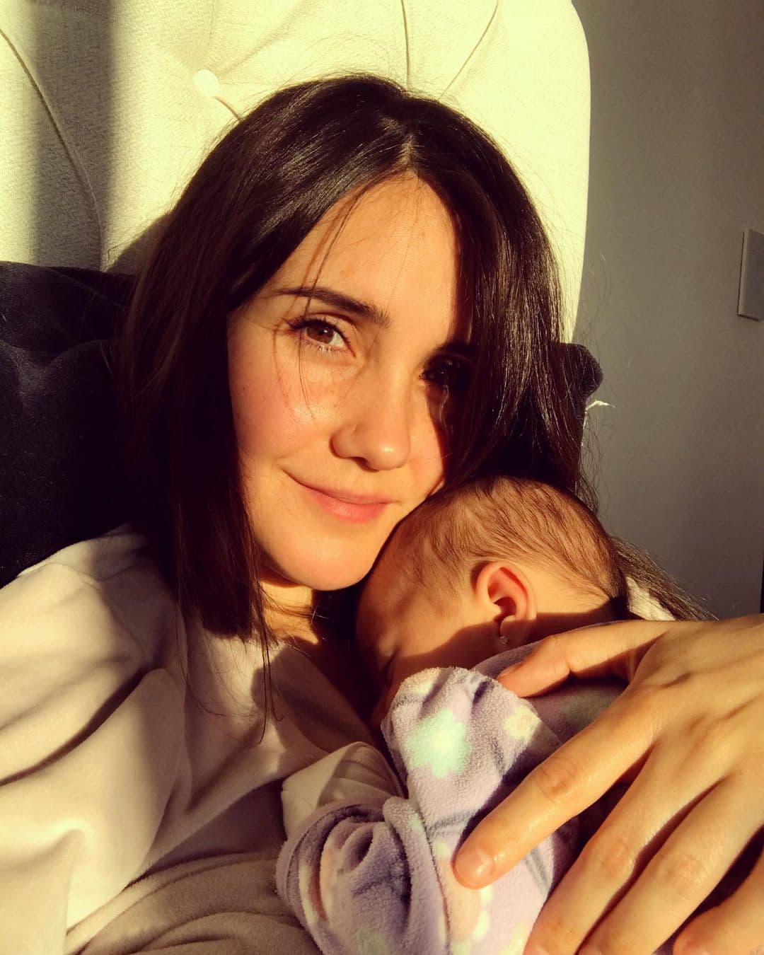 Lo anterior fueron algunos de los factores por los que la artista pasó por el llamado 'baby blues' o tristeza postparto, el cual es "
<b><a href="https://www.nimh.nih.gov/health/publications/espanol/depresion-perinatal/index.shtml" target="_blank">un trastorno del estado de ánimo</a></b> que puede afectar a las mujeres durante el embarazo y después del parto", según The National Institute of Mental Health Information Resource Center de EEUU.