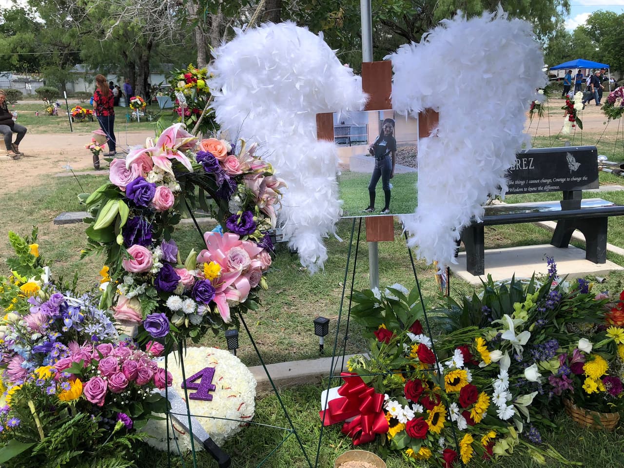 Para el 
<b><a href="https://www.univision.com/local/san-antonio-kwex/ultimo-adios-a-eliahna-torres-su-padre-no-pudo-asistir-al-funeral-pero-estuvo-presente-de-forma-virtual-video" target="_blank">entierro de Eliahna,</a></b> sus familiares usaron adornos fúnebres de color morado y girasoles porque eran los favoritos de la niña de 10 años.
