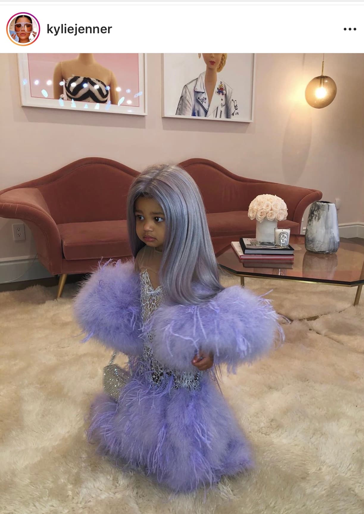 La hija de la empresaria con Travis Scott fue disfrazada con una réplica del vestido Versace que Kylie Jenner lució en la pasada 
<b><a href="https://www.univision.com/shows/el-gordo-y-la-flaca/los-mejor-y-peor-vestidos-del-met-gala-2019-dos-celebridades-deslumbraron-a-jomari-goyso-video" target="_blank">Met Gala 2019.</a></b>
