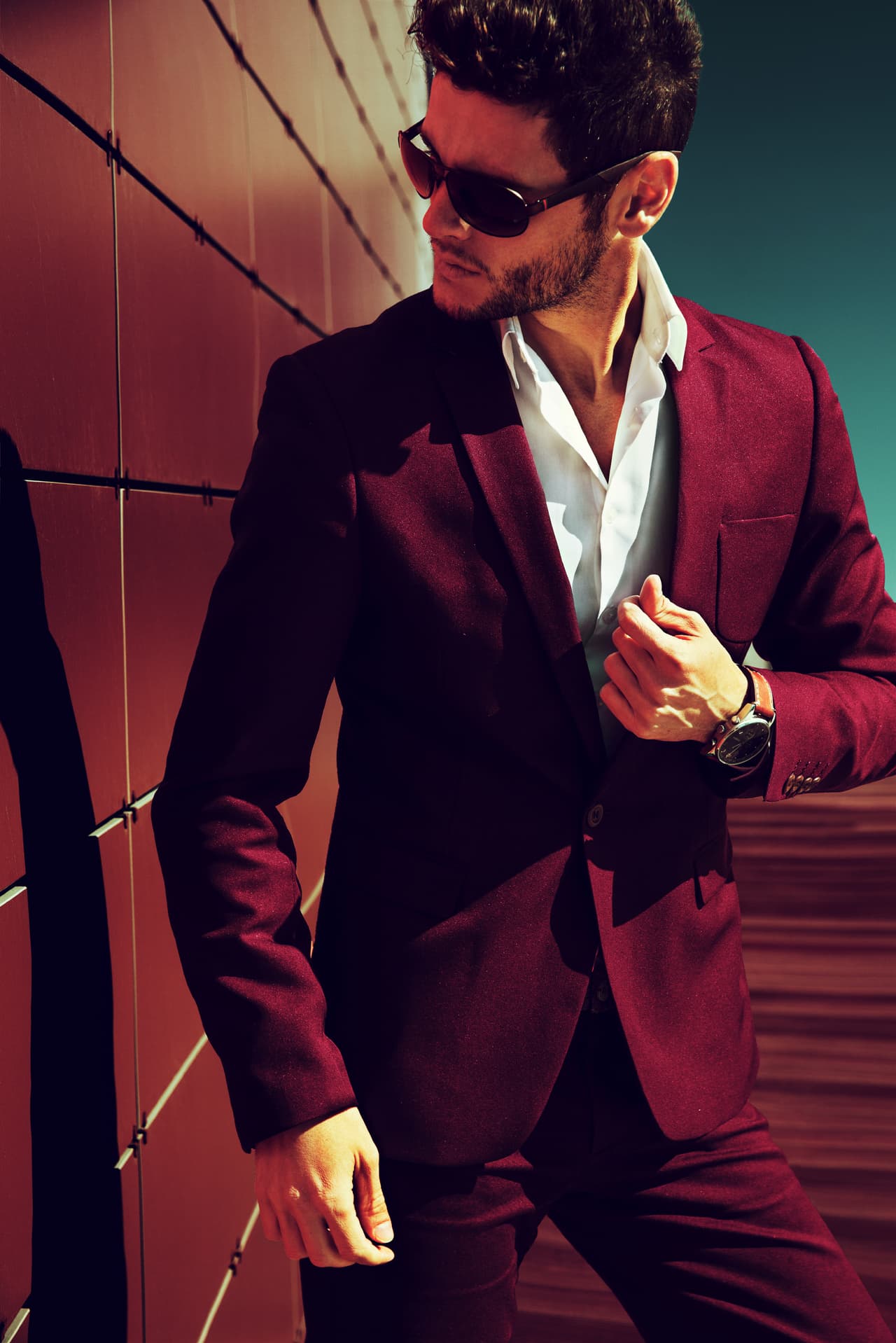 Peligros que debes evitar: la ostentación. Hacer alardes de tus logros personales, aunque no lo hagas con mala intención podrían ser mal interpretados y causar envidias o suscitar energías negativas entre los demás.