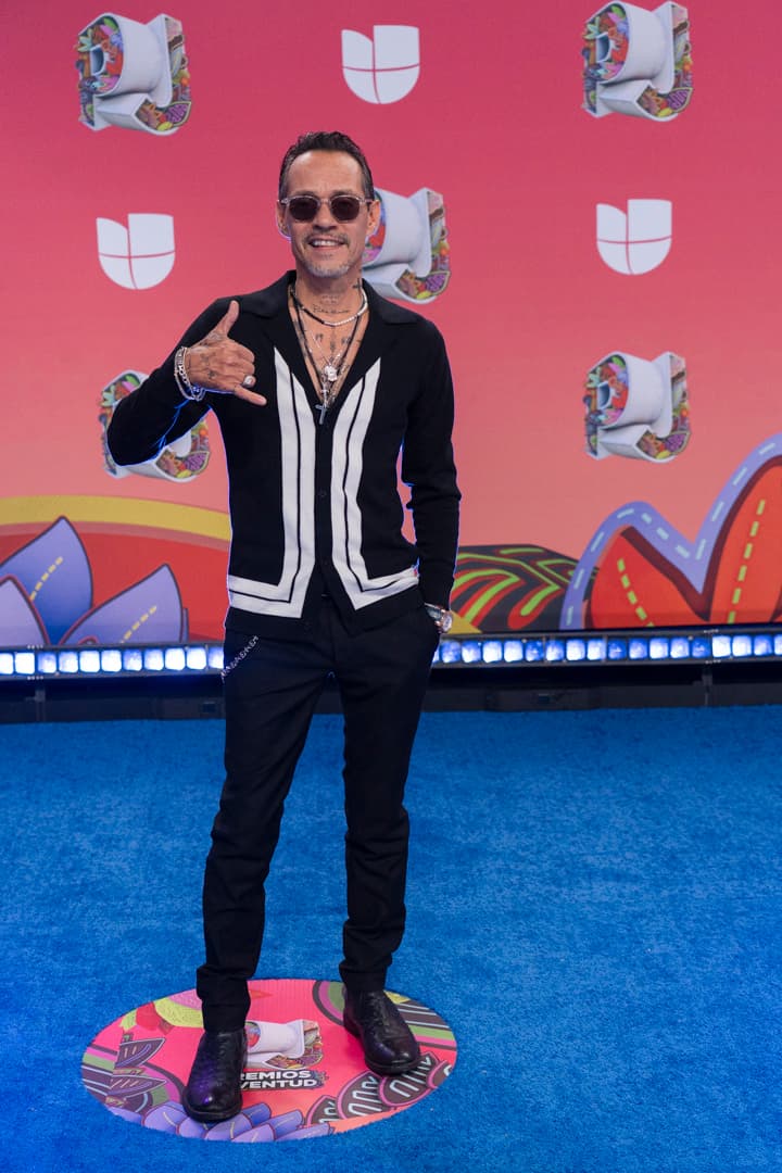 <b>Marc Anthony</b> apareció con un conjunto negro con franjas blancas.