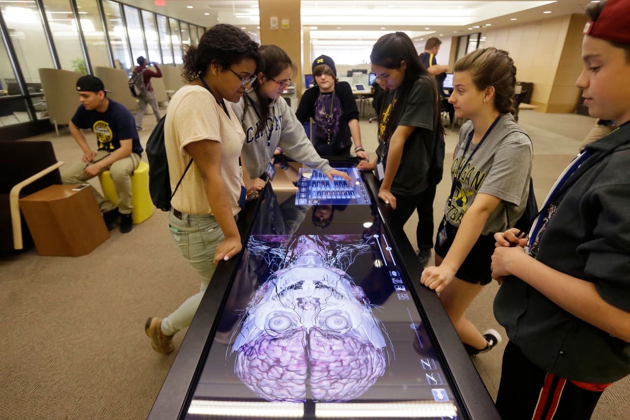 <b>Establece pautas de comunicación</b>
<br>
<br>¿Se te permite etiquetar a tus hijos adolescentes en Facebook? ¿Es suficiente un mensaje, o su hijo necesita llamar para registrarse? Decidir con qué frecuencia deseas hablar con tu hijo adolescente y a través de qué medios es una de las cosas que necesitas discutir antes de que tu hijo se traslade al campus universitario, dicen los expertos.