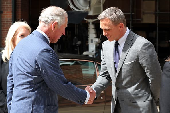 De acuerdo a 
<b><a href="https://www.thesun.co.uk/tvandshowbiz/9648694/prince-charles-star-james-bond-film/" target="_blank">The Sun</a></b>, el príncipe ha sido invitado a unirse a la nueva película de James Bond, que será protagonizada por el actor 
<b><a href="https://www.univision.com/entretenimiento/nueva-mision-para-james-bond-007-daniel-craig-se-convertira-en-papa-a-los-50-anos-de-edad" target="_blank">Daniel Craig</a></b> (con él en la foto).