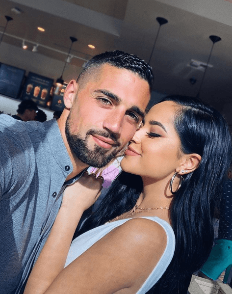 Becky y Sebastian llevan tres años juntos y, aunque tratan de ser reservados en su relación, cuando publican algo en redes sociales sus seguidores son muy felices.