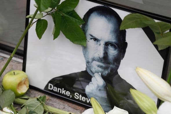 Miles de fanáticos en todo el mundo hicieron de las tiendas Apple un santuario para recordar el legado que dejó el visionario Steve Jobs.