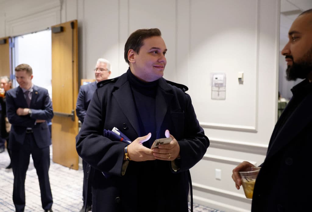 Una investigación del 
<i>New York Times</i> en 2022 reveló que Santos 
<b>había fabricado gran parte de su biografía, incluyendo su educación y experiencia laboral.</b>