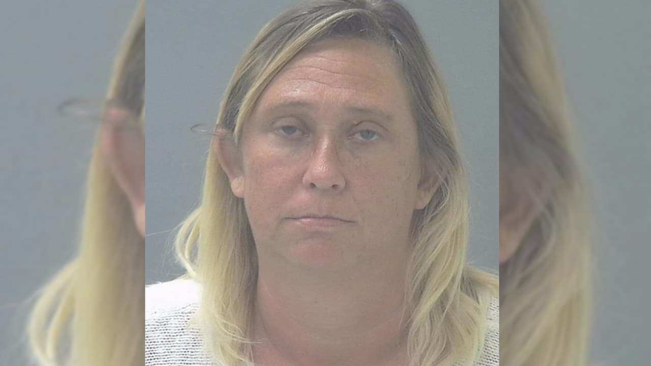 Arrestan en Florida a una madre acusada de abuso infantil contra sus hijos adoptivos 