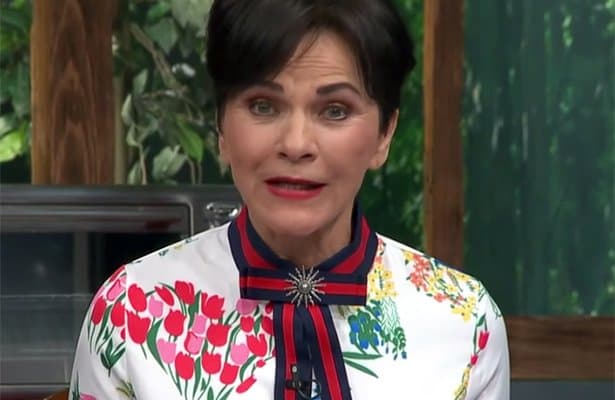 El autuendo está hecho de seda con estampados florales y pertenece a la Colección Cruise 2017, además, se encuentra disponible tanto en internet como en las principales boutiques de Gucci.